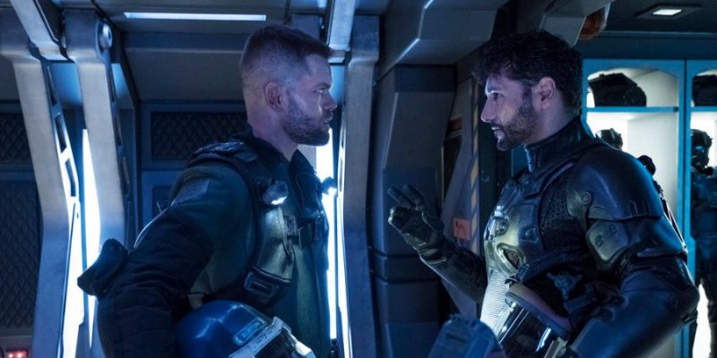 THE EXPANSE -- "Fight or Flight" Episode 301 -- Pictured: (l-r) Wes Chatham as Amos Burton, Cas Anvar as Alex Kamal -- (Photo by: Rafy/Syfy)